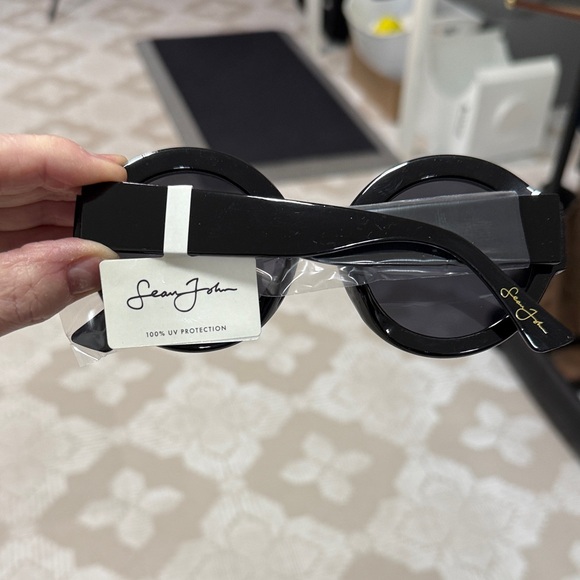 Sean John Black Round Sunglasses with case brand new - Picture 3 of 8